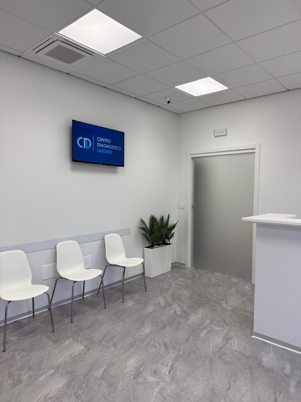 Ingresso e Sala d'Attesa Centro Diagnostico Latorre
